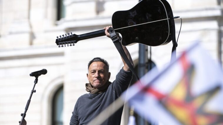 Bruce Springsteen Honours ICE Victims at No Kings Rally