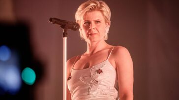 Watch Robyn make surprise appearance with Olof Dreijer at BBC 6 Music Festival in Manchester