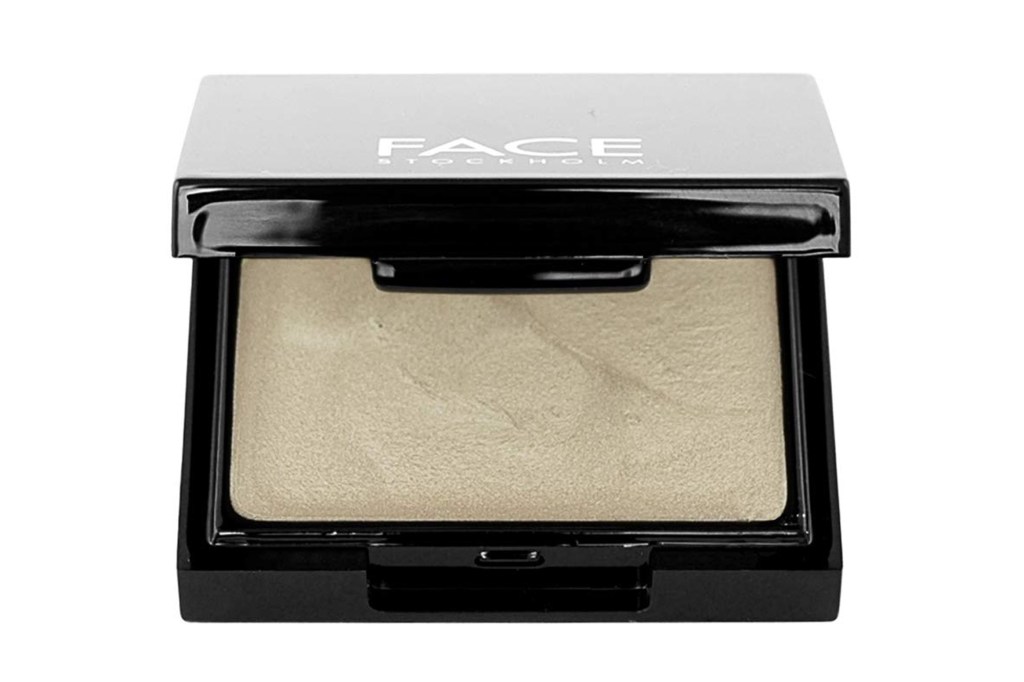Compact with light beige pressed powder.