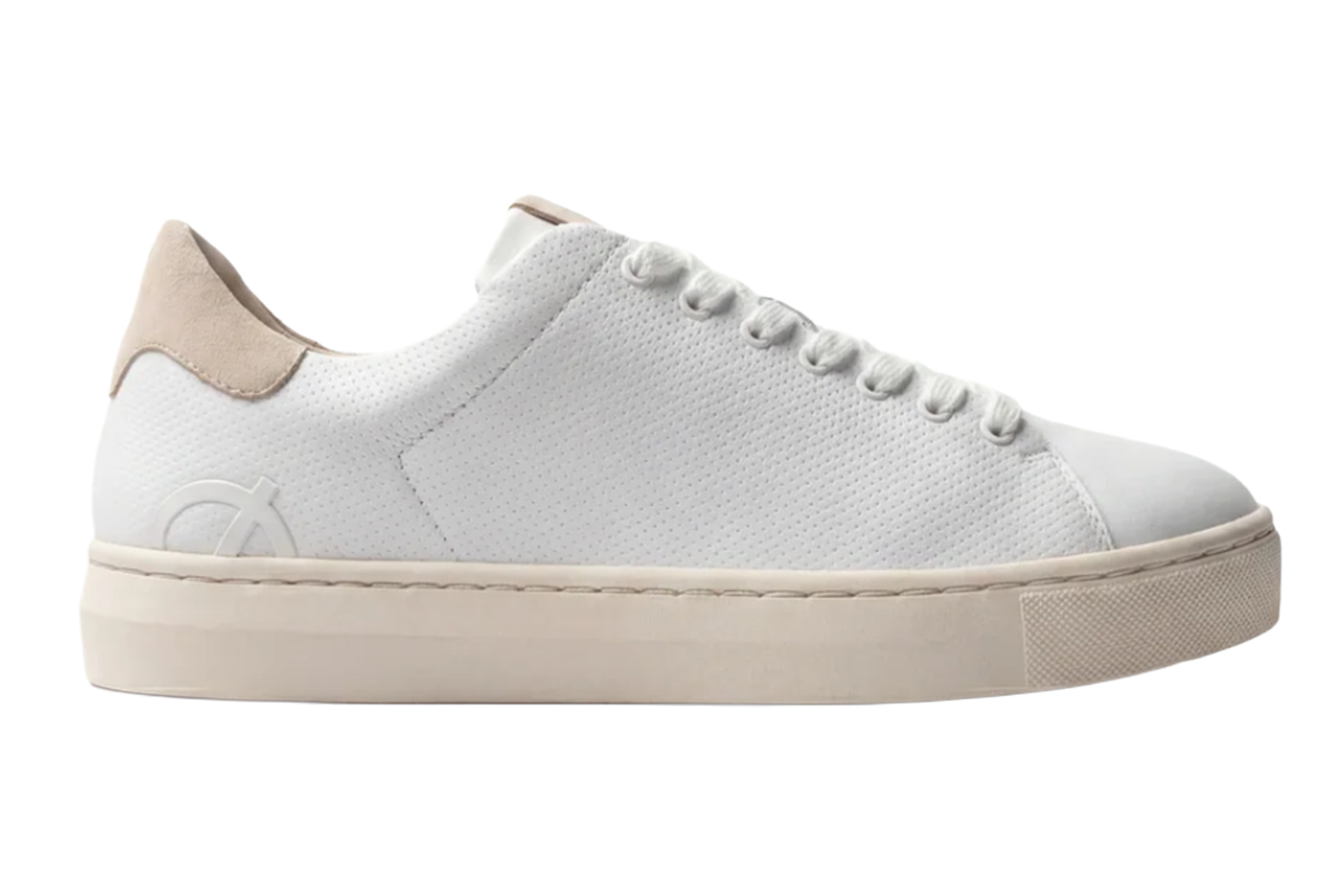 White sneaker with a beige heel and sole, with a logo of a stylized "O" on the side.