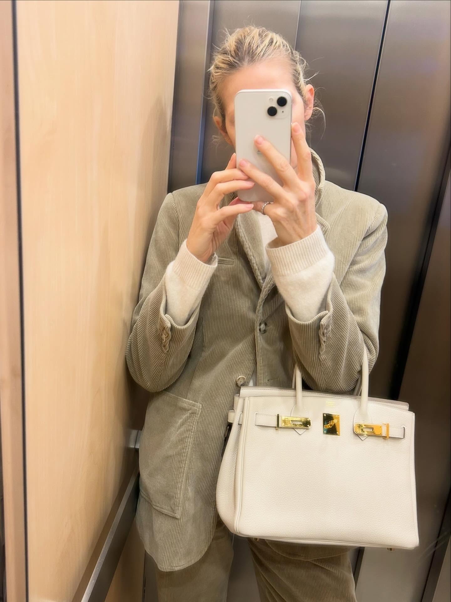 Kelly Rutherford takes a mirror selfie with her white Hermès Birkin bag.