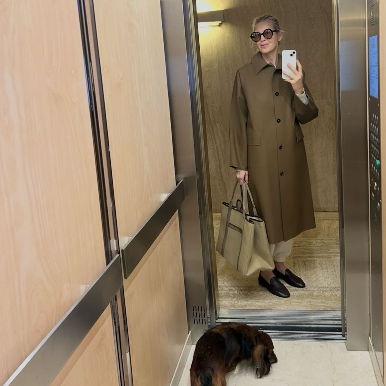 Kelly Rutherford taking an elevator selfie with her dog.