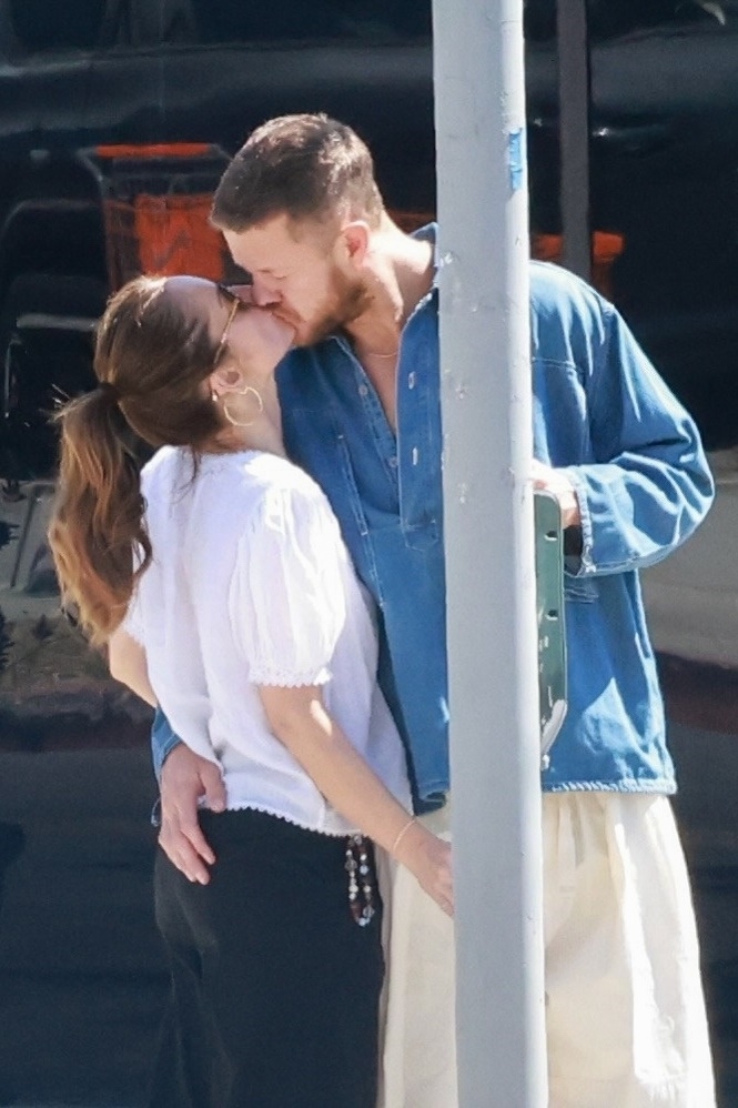 “Friday Night Lights” actress Minka Kelly and Imagine Dragons lead singer Dan Reynolds pack on the PDA in LA.