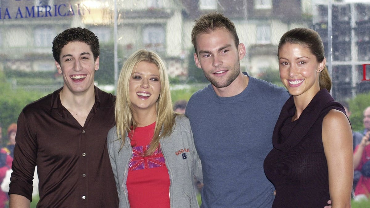 Jason Biggs, Tara Reid, Sean William Scott and Shannon Elizabeth posing together