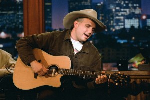Musical guest Garth Brooks performs on The Tonight Show with Jay Leno on May 11, 1995.