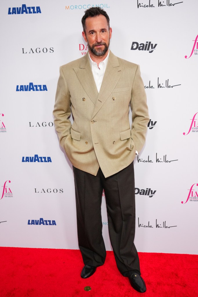 Noah Wyle at an awards show.