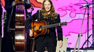 Billy Strings Breaks Leg in Skating Accident During Charlottesville Show