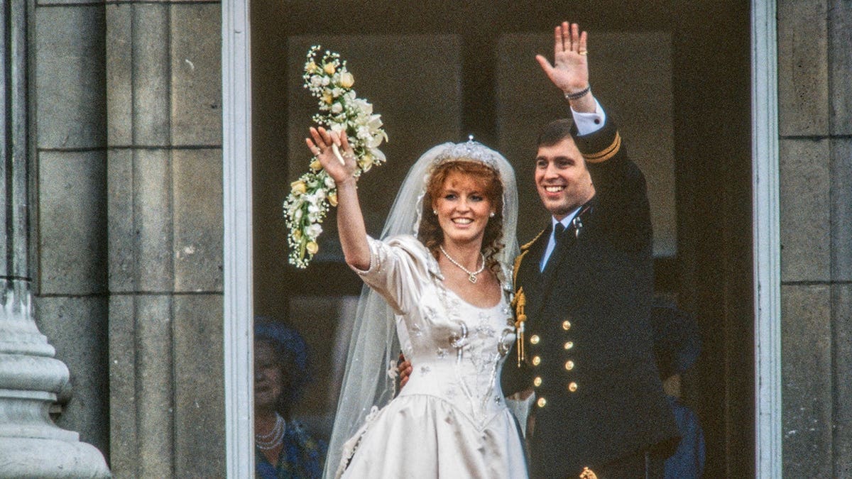 Sarah, Duchess of York, and Prince Andrew, Duke of York, waving from Buckingham Palace balcony.