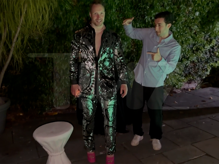 042526_tmz_dc_grindr_party_outfit_primary