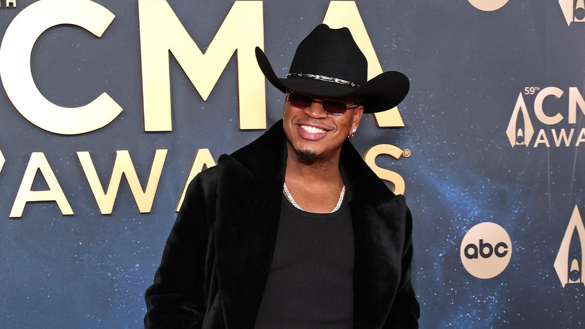 Ne-Yo wears black cowboy hat