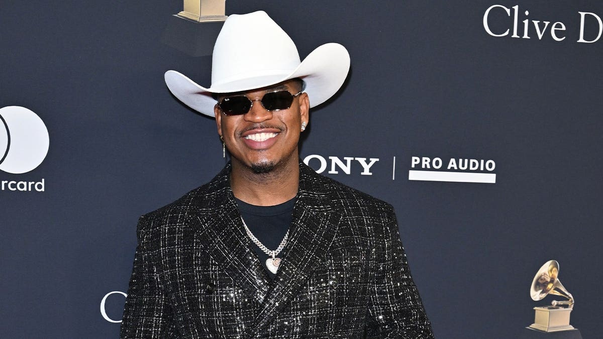 Ne-Yo wears white cowboy hat on red carpet