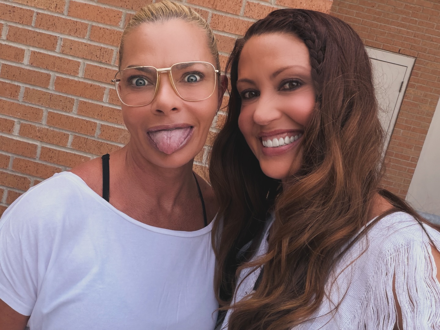 'Tomcats' stars Shannon Elizabeth and Jaime Pressly reunite after crossing paths in Texas.