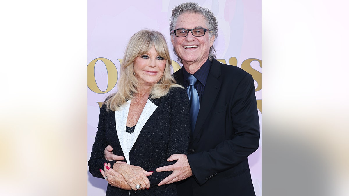 Kurt Russell and Goldie Hawn embracing