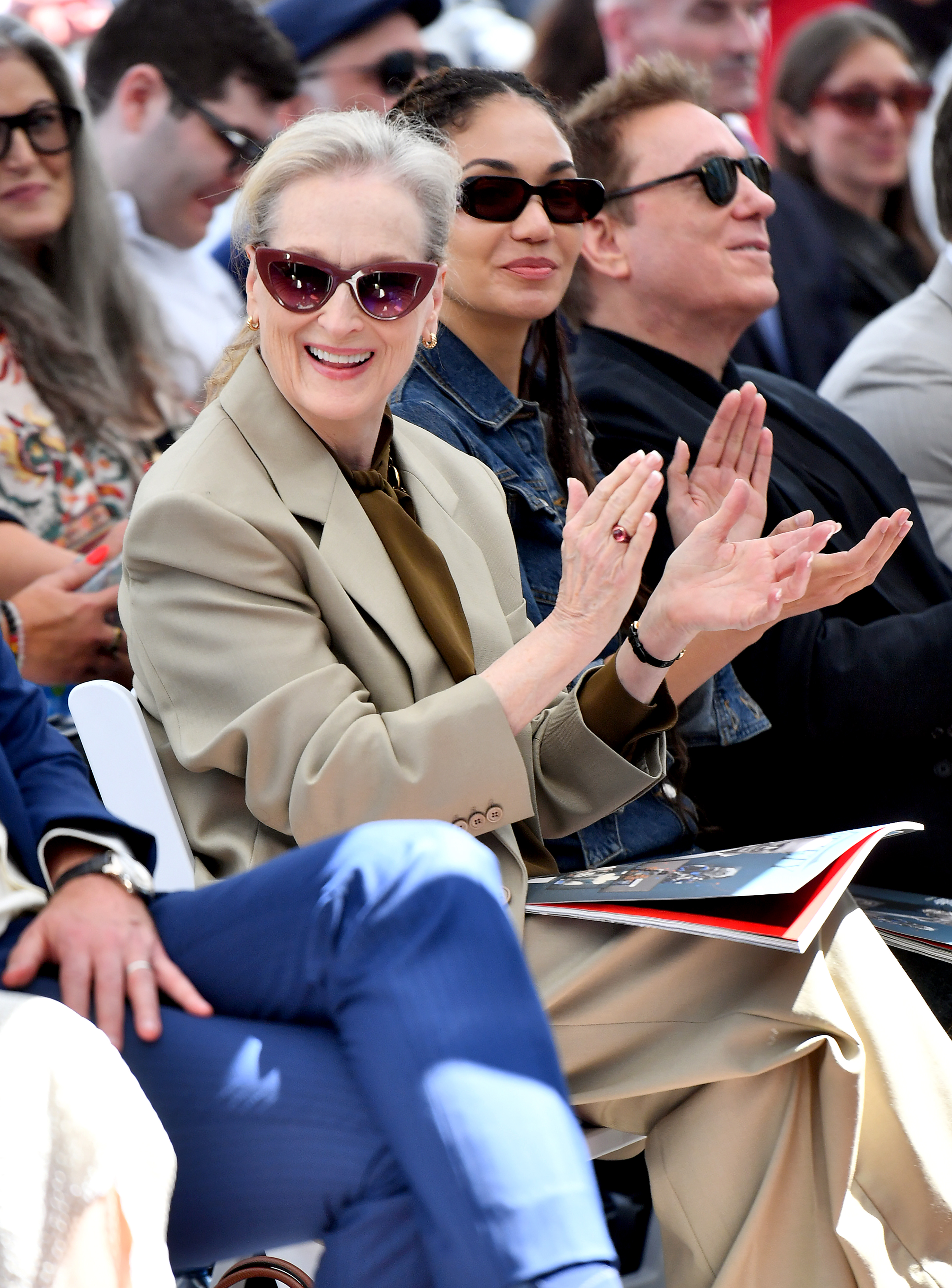 Streep applauses in the audience.