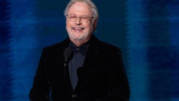Billy Crystal Announces Play About the Loss of His Home in L.A. Fires