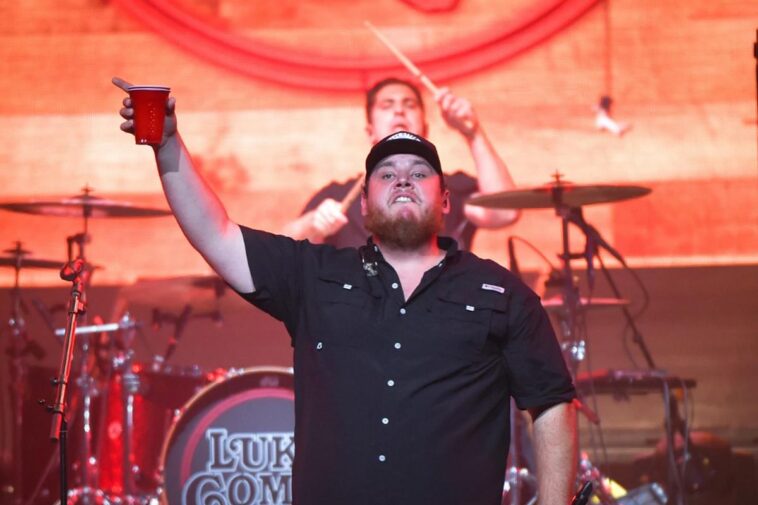 Cheers! Here Are the 13 Best Country Songs About Beer