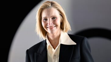 'Friends' star Lisa Kudrow says new sitcoms are "too afraid" to make jokes that risk making people feel uncomfortable