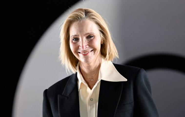 'Friends' star Lisa Kudrow says new sitcoms are "too afraid" to make jokes that risk making people feel uncomfortable