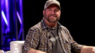 Garth Brooks Reacts to Morgan Evans' 'Ain't Going Down' Cover