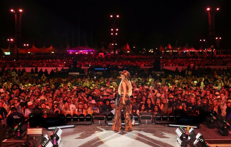 High winds prompt temporary evacuation at Stagecoach Festival