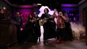 Jack Black and Jack White Perform 'Seven Nation Army'