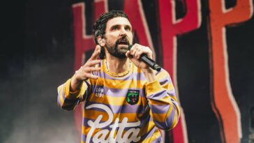 Watch Kasabian perform 'Release the Pressure' and 'Great Pretender' on 'SNL UK'