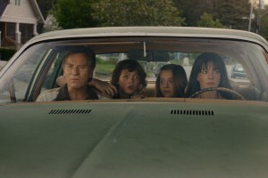 Caption: (L-r) EWAN McGREGOR as Greg Platt, CHRISTIAN CONVERY as Brian Platt, MAISY STELLA as Audrey Platt and ANNE HATHAWAY as Denise Platt in “The End of Oak Street,” a Warner Bros. Pictures Release.