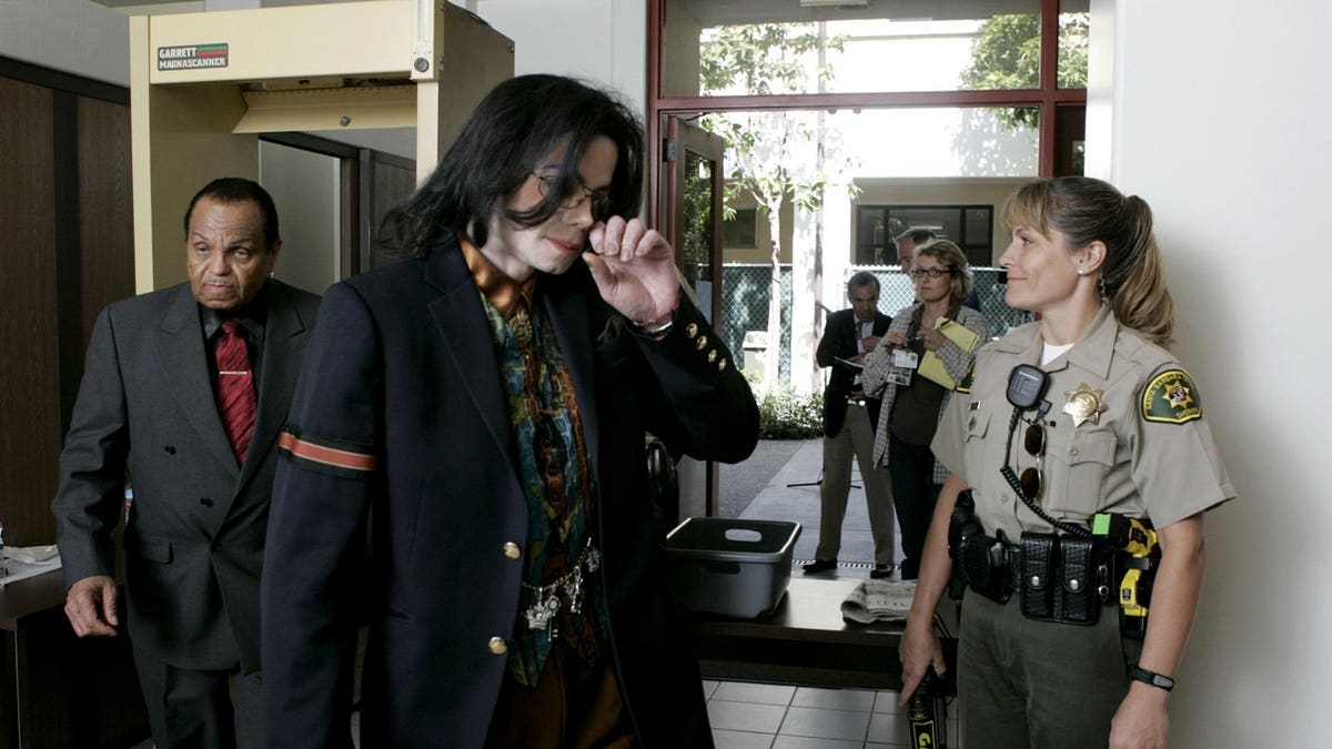 Michael Jackson leaves court