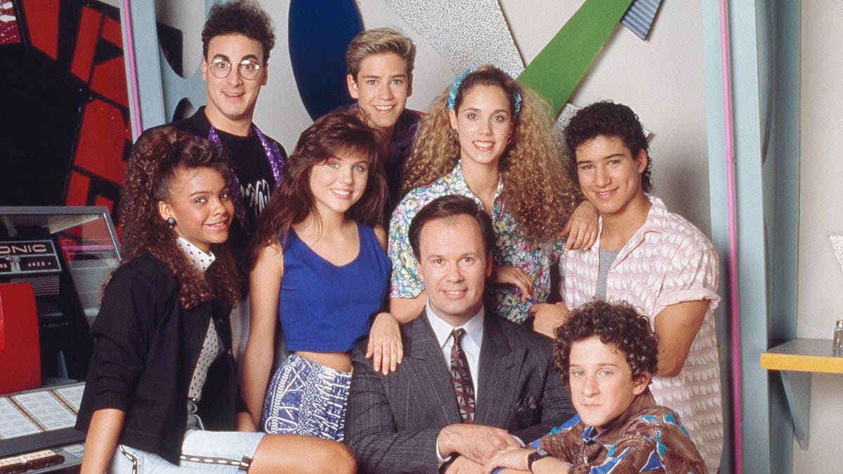 Lark Voorhies, Ed Alonzo, Tiffani Thiessen, Mark-Paul Gosselaar, Dennis Haskins, Elizabeth Berkley, Dustin Diamond, and Mario Lopez posing