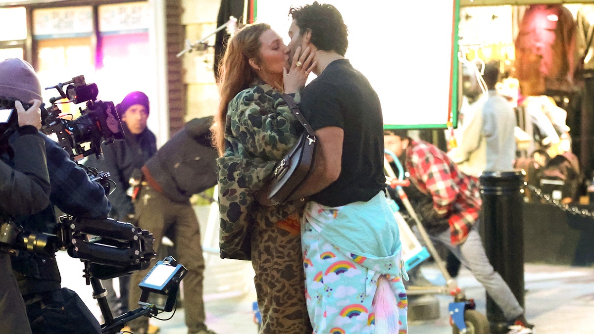 Justin Baldoni and Blake Lively kissing on the set of It Ends With Us in Jersey City