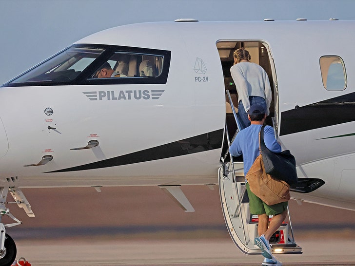 Sydney Sweeney and Scooter Braun jetting out of Australia the image direct 2