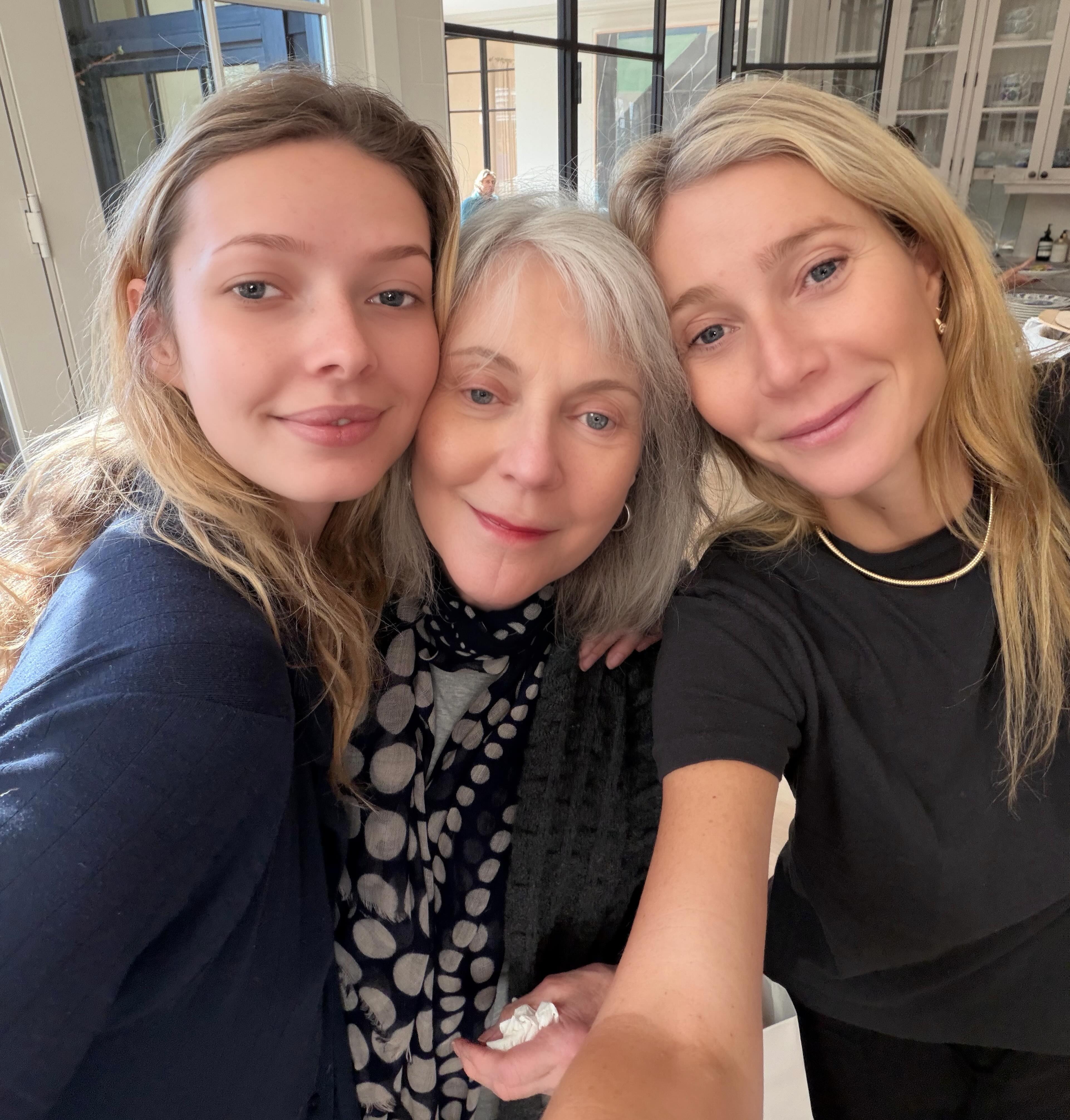 Gwyneth Paltrow post with her mom and daughter Apple. 