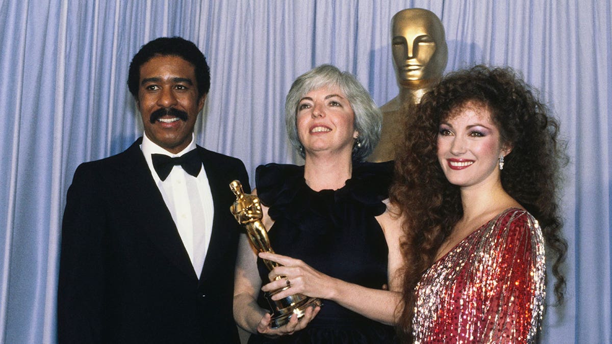 Richard Pryor standing with Thelma Schoonmaker and Jane Seymour at the Academy Awards in Los Angeles