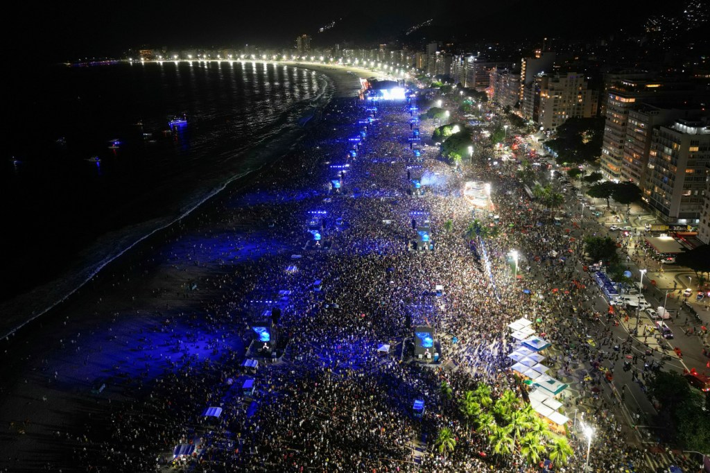 Shakira’s ‘Wolfpack’ Takes Over Copacabana Ahead of Free Rio Concert